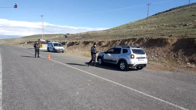 Akyaka'da 'tam kapanma' denetimleri sürüyor Akyaka'da 'tam kapanma' denetimleri sürüyor