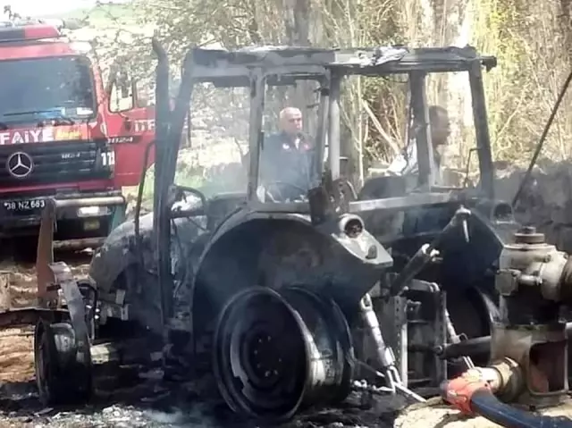 Alev alev yanan traktör kullanılamaz hale geldi Alev alev yanan traktör kullanılamaz hale geldi