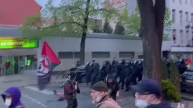 Almanya'da 1 Mayıs'ta çıkan şiddet olaylarında AA muhabirleri yaralandı Almanya'da 1 Mayıs'ta çıkan şiddet olaylarında AA muhabirleri yaralandı