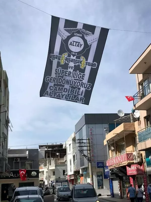 Altay'a 12'nci adamdan bayraklı destek Altay'a 12'nci adamdan bayraklı destek