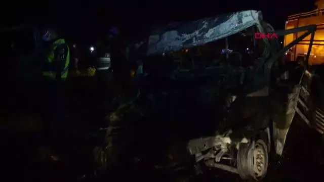 Son dakika haberi: ANTALYA ÇEKİCİYLE KAMYONET ÇARPIŞTI, ARAÇTA SIKIŞAN 2 KİŞİ YANARAK ÖLDÜ Son dakika haberi: ANTALYA ÇEKİCİYLE KAMYONET ÇARPIŞTI, ARAÇTA SIKIŞAN 2 KİŞİ YANARAK ÖLDÜ