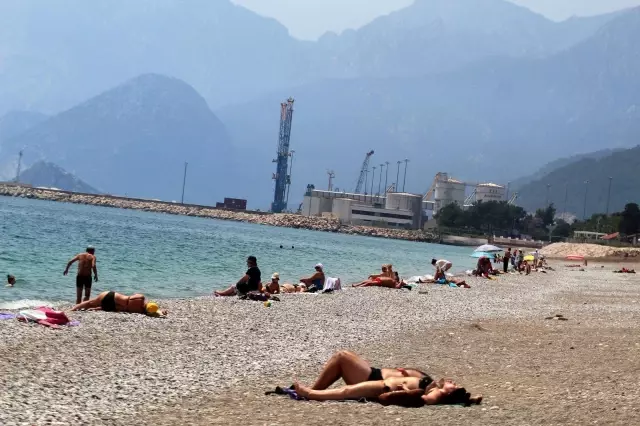 Termometreler 35 dereceyi gördü, sahillerin tadını turistler çıkardı Termometreler 35 dereceyi gördü, sahillerin tadını turistler çıkardı