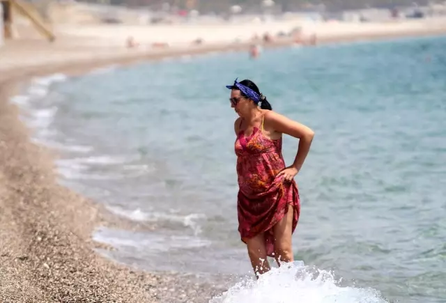 Termometreler 35 dereceyi gördü, sahillerin tadını turistler çıkardı Termometreler 35 dereceyi gördü, sahillerin tadını turistler çıkardı