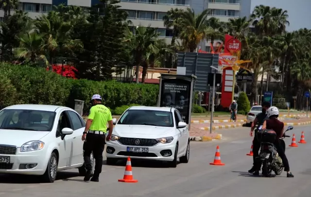 Termometreler 35 dereceyi gördü, sahillerin tadını turistler çıkardı Termometreler 35 dereceyi gördü, sahillerin tadını turistler çıkardı