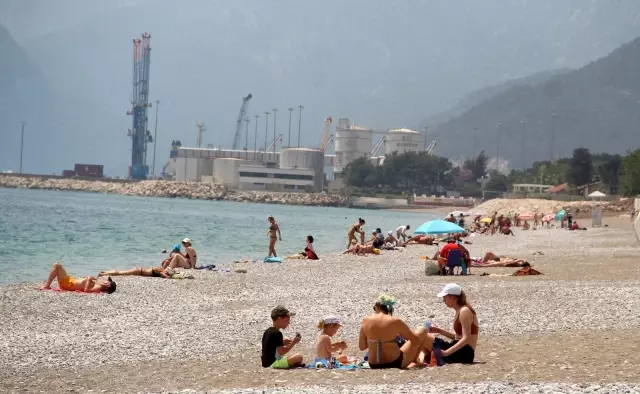 Termometreler 35 dereceyi gördü, sahillerin tadını turistler çıkardı Termometreler 35 dereceyi gördü, sahillerin tadını turistler çıkardı