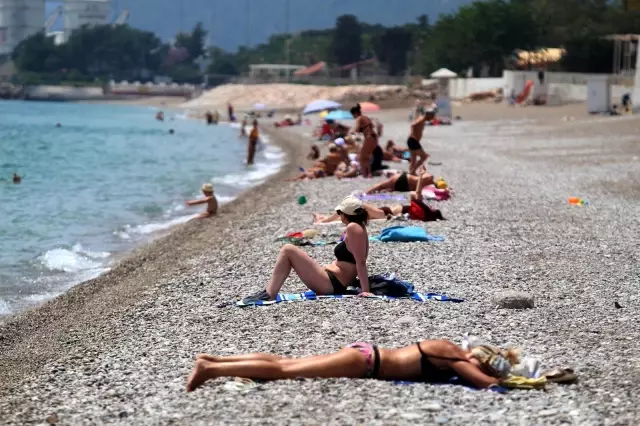 Termometreler 35 dereceyi gördü, sahillerin tadını turistler çıkardı Termometreler 35 dereceyi gördü, sahillerin tadını turistler çıkardı