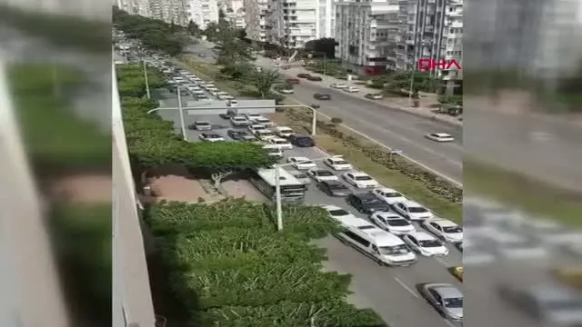 ANTALYA POLİSİN MESAİ BİTİMİNDE ANA BULVARLARDAKİ KONTROLLERİ, UZUN KUYRUKLAR OLUŞTURDU ANTALYA POLİSİN MESAİ BİTİMİNDE ANA BULVARLARDAKİ KONTROLLERİ, UZUN KUYRUKLAR OLUŞTURDU