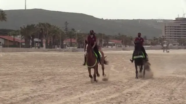 Atlı polisler turizm merkezi Çeşme sahillerini denetledi