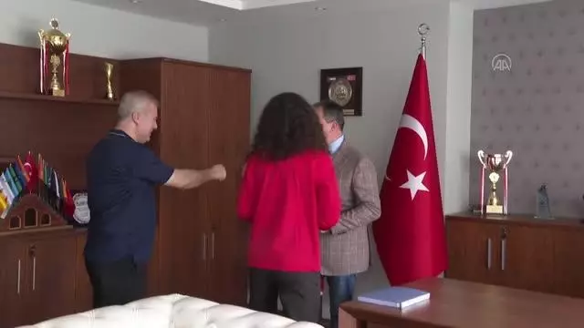 Avrupa üçüncüsü badmintoncu Neslihan Yiğit'ten İBBSK Başkanı Fatih Keleş'e ziyaret Avrupa üçüncüsü badmintoncu Neslihan Yiğit'ten İBBSK Başkanı Fatih Keleş'e ziyaret