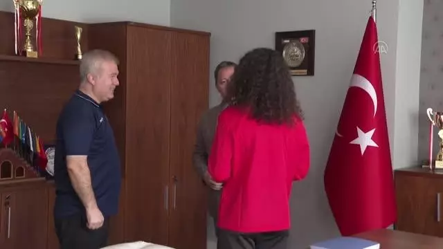 Avrupa üçüncüsü badmintoncu Neslihan Yiğit'ten İBBSK Başkanı Fatih Keleş'e ziyaret Avrupa üçüncüsü badmintoncu Neslihan Yiğit'ten İBBSK Başkanı Fatih Keleş'e ziyaret