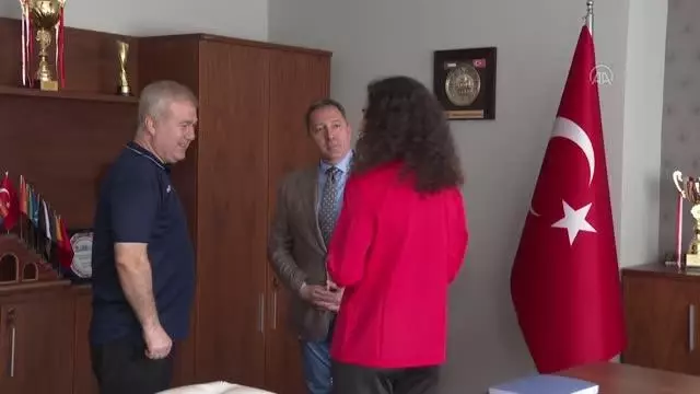 Avrupa üçüncüsü badmintoncu Neslihan Yiğit'ten İBBSK Başkanı Fatih Keleş'e ziyaret Avrupa üçüncüsü badmintoncu Neslihan Yiğit'ten İBBSK Başkanı Fatih Keleş'e ziyaret