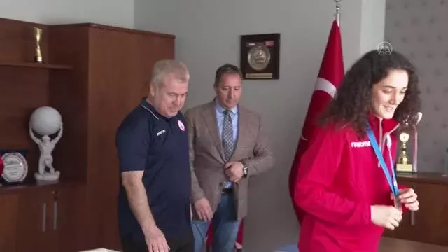 Avrupa üçüncüsü badmintoncu Neslihan Yiğit'ten İBBSK Başkanı Fatih Keleş'e ziyaret Avrupa üçüncüsü badmintoncu Neslihan Yiğit'ten İBBSK Başkanı Fatih Keleş'e ziyaret