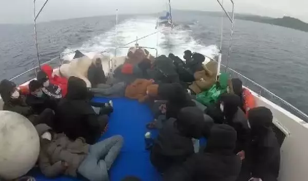 Ayvacık açıklarında 29 kaçak göçmen kurtarıldı, 2 insan kaçakçısı yakalandı Ayvacık açıklarında 29 kaçak göçmen kurtarıldı, 2 insan kaçakçısı yakalandı
