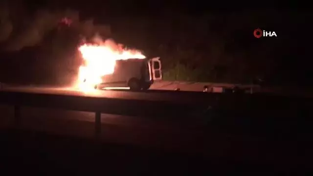 Cayır cayır yanan aracını gözyaşlarıyla izledi Cayır cayır yanan aracını gözyaşlarıyla izledi