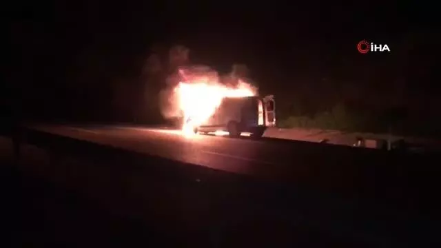 Cayır cayır yanan aracını gözyaşlarıyla izledi Cayır cayır yanan aracını gözyaşlarıyla izledi