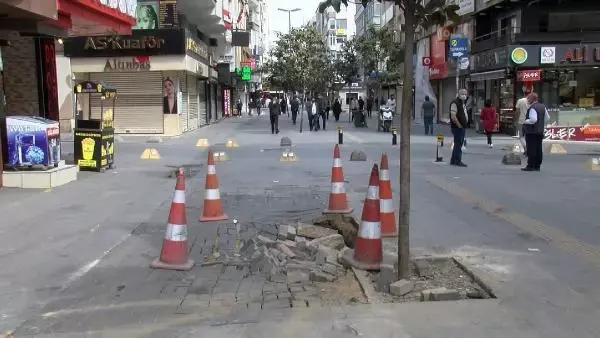 BAHÇELİEVLER'DE YOL BAKIM ARACI GEÇTİĞİ SIRADA YOL ÇÖKTÜ O ANLAR KAMERADA BAHÇELİEVLER'DE YOL BAKIM ARACI GEÇTİĞİ SIRADA YOL ÇÖKTÜ O ANLAR KAMERADA