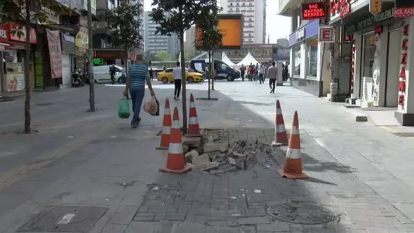 BAHÇELİEVLER'DE YOL BAKIM ARACI GEÇTİĞİ SIRADA YOL ÇÖKTÜ O ANLAR KAMERADA BAHÇELİEVLER'DE YOL BAKIM ARACI GEÇTİĞİ SIRADA YOL ÇÖKTÜ O ANLAR KAMERADA