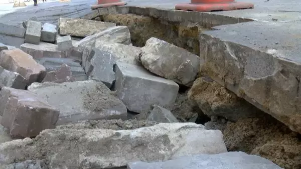 BAHÇELİEVLER'DE YOL BAKIM ARACI GEÇTİĞİ SIRADA YOL ÇÖKTÜ O ANLAR KAMERADA BAHÇELİEVLER'DE YOL BAKIM ARACI GEÇTİĞİ SIRADA YOL ÇÖKTÜ O ANLAR KAMERADA