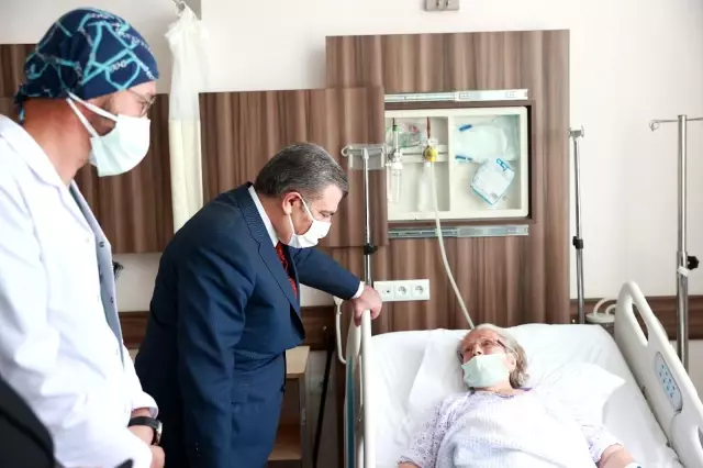 Bakan Koca Edirne'de tedavi gören hastaları ziyaret etti Bakan Koca Edirne'de tedavi gören hastaları ziyaret etti