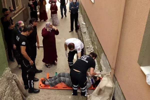 Balkona astığı halı üzerine düşen kadın bayıldı Balkona astığı halı üzerine düşen kadın bayıldı