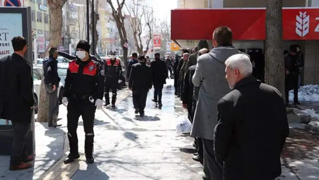 Tam kapanmada banka şube çalışma sürelerinde emekliler için düzenleme Tam kapanmada banka şube çalışma sürelerinde emekliler için düzenleme