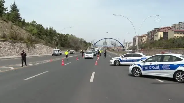 Başkentte 'tam kapanma' kapsamında denetimler sürüyor Başkentte 'tam kapanma' kapsamında denetimler sürüyor