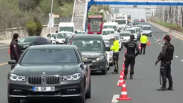 Başkentte 'tam kapanma' kapsamında denetimler sürüyor Başkentte 'tam kapanma' kapsamında denetimler sürüyor