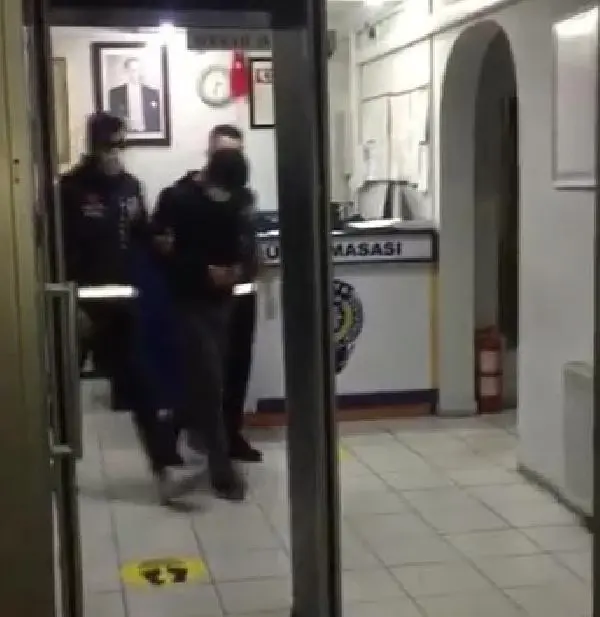Son dakika haberi... BAYRAMPAŞA'DA MAHKEMEDEN SERBEST BIRAKILDIĞI GÜN YİNE HIRSIZLIKTAN GÖZALTINA ALINDI Son dakika haberi... BAYRAMPAŞA'DA MAHKEMEDEN SERBEST BIRAKILDIĞI GÜN YİNE HIRSIZLIKTAN GÖZALTINA ALINDI