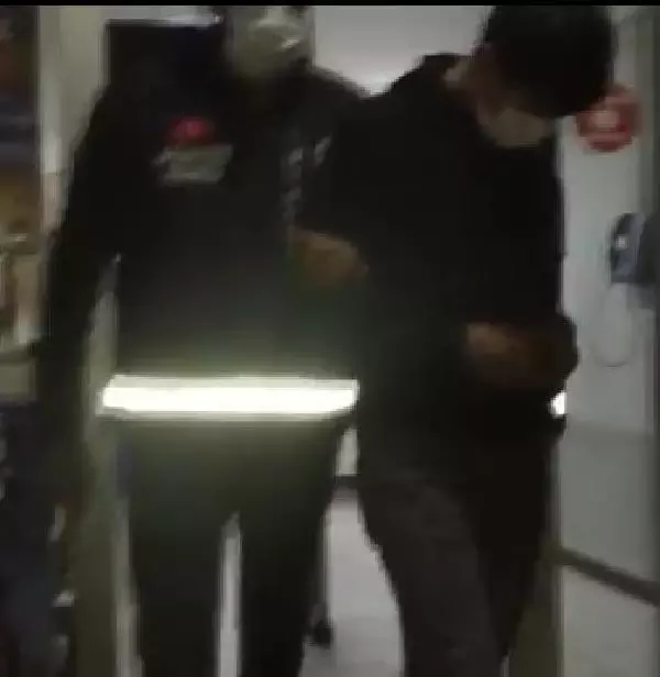 Son dakika haberi... BAYRAMPAŞA'DA MAHKEMEDEN SERBEST BIRAKILDIĞI GÜN YİNE HIRSIZLIKTAN GÖZALTINA ALINDI Son dakika haberi... BAYRAMPAŞA'DA MAHKEMEDEN SERBEST BIRAKILDIĞI GÜN YİNE HIRSIZLIKTAN GÖZALTINA ALINDI