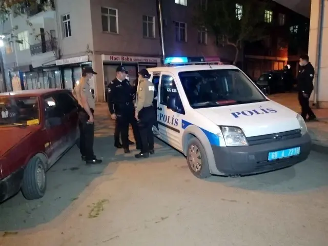 Bekçilerden kaçan 1'i kadın 2 kişinin üzerinde esrar çıktı Bekçilerden kaçan 1'i kadın 2 kişinin üzerinde esrar çıktı