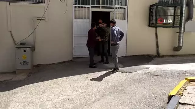 Bir babanın en ağır yükü.. Ölen bebeğini kucağına alarak defnetmeye götürdü Bir babanın en ağır yükü.. Ölen bebeğini kucağına alarak defnetmeye götürdü