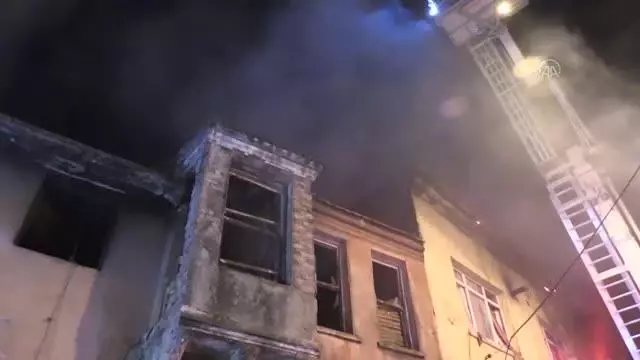 Son dakika haberi... Bir fırının çatısında çıkan ve 2 binaya daha sıçrayan yangın hasara neden oldu Son dakika haberi... Bir fırının çatısında çıkan ve 2 binaya daha sıçrayan yangın hasara neden oldu