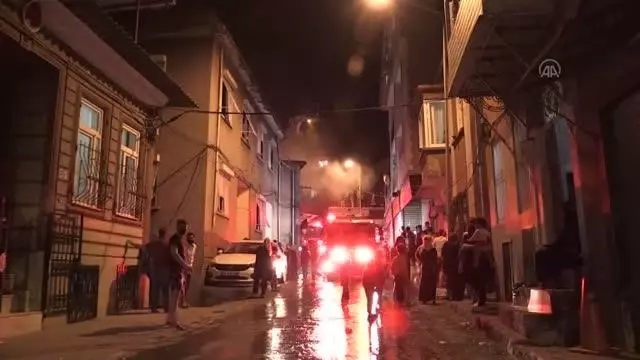 Son dakika haberi... Bir fırının çatısında çıkan ve 2 binaya daha sıçrayan yangın hasara neden oldu Son dakika haberi... Bir fırının çatısında çıkan ve 2 binaya daha sıçrayan yangın hasara neden oldu