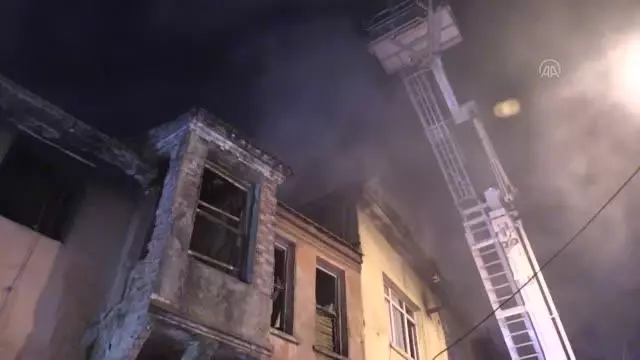 Son dakika haberi... Bir fırının çatısında çıkan ve 2 binaya daha sıçrayan yangın hasara neden oldu Son dakika haberi... Bir fırının çatısında çıkan ve 2 binaya daha sıçrayan yangın hasara neden oldu