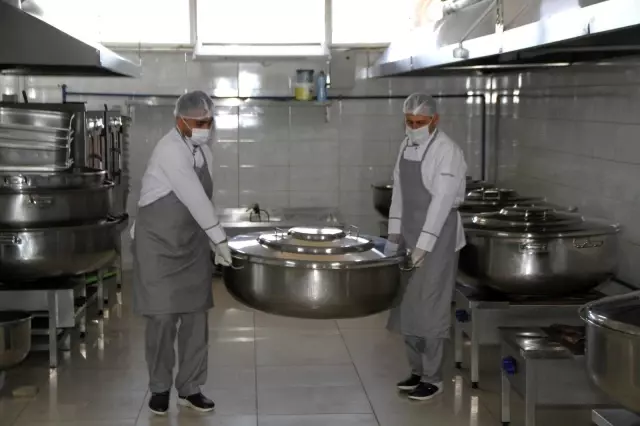 Bismil Aşevinde pişiyor, ihtiyaç sahibi ailelerin sofrasına gidiyor Bismil Aşevinde pişiyor, ihtiyaç sahibi ailelerin sofrasına gidiyor