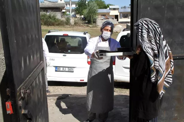 Bismil Aşevinde pişiyor, ihtiyaç sahibi ailelerin sofrasına gidiyor Bismil Aşevinde pişiyor, ihtiyaç sahibi ailelerin sofrasına gidiyor