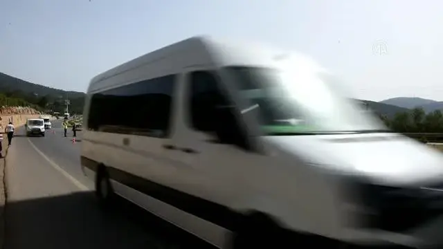 Bodrum'da devrilen tırın sürücüsü yaralandı Bodrum'da devrilen tırın sürücüsü yaralandı