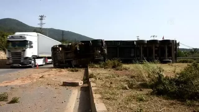 Bodrum'da devrilen tırın sürücüsü yaralandı Bodrum'da devrilen tırın sürücüsü yaralandı