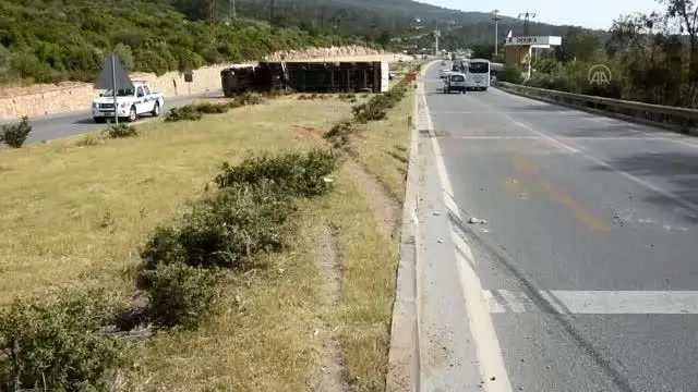 Bodrum'da devrilen tırın sürücüsü yaralandı Bodrum'da devrilen tırın sürücüsü yaralandı