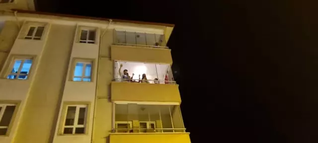 Tam kapanmada evlerinde kalanlara moral konseri Tam kapanmada evlerinde kalanlara moral konseri