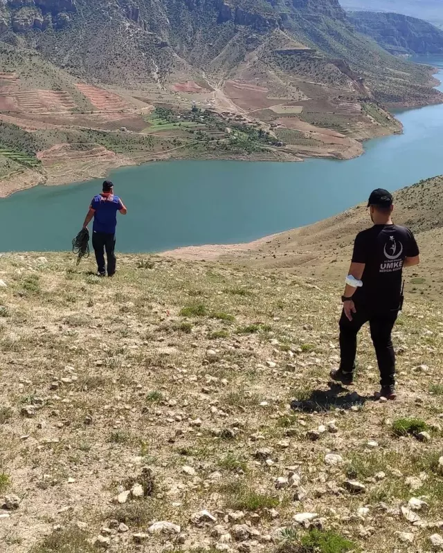 Botan Vadisi'nde kaybolan 4 arkadaşı AFAD ve UMKE kurtardı Botan Vadisi'nde kaybolan 4 arkadaşı AFAD ve UMKE kurtardı