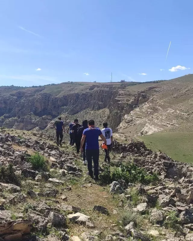 Botan Vadisi'nde kaybolan 4 arkadaşı AFAD ve UMKE kurtardı Botan Vadisi'nde kaybolan 4 arkadaşı AFAD ve UMKE kurtardı