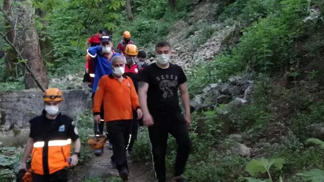 Son dakika haberleri: Polis ceza yazacak korkusuyla tırmandığı kayalıklarda mahsur kaldı: 6 saat kurtarılmayı bekledi Son dakika haberleri: Polis ceza yazacak korkusuyla tırmandığı kayalıklarda mahsur kaldı: 6 saat kurtarılmayı bekledi