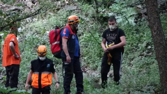 Son dakika haberleri: Polis ceza yazacak korkusuyla tırmandığı kayalıklarda mahsur kaldı: 6 saat kurtarılmayı bekledi Son dakika haberleri: Polis ceza yazacak korkusuyla tırmandığı kayalıklarda mahsur kaldı: 6 saat kurtarılmayı bekledi