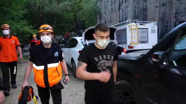 Son dakika haberleri: Polis ceza yazacak korkusuyla tırmandığı kayalıklarda mahsur kaldı: 6 saat kurtarılmayı bekledi Son dakika haberleri: Polis ceza yazacak korkusuyla tırmandığı kayalıklarda mahsur kaldı: 6 saat kurtarılmayı bekledi