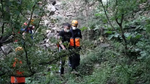 Son dakika haberleri: Polis ceza yazacak korkusuyla tırmandığı kayalıklarda mahsur kaldı: 6 saat kurtarılmayı bekledi Son dakika haberleri: Polis ceza yazacak korkusuyla tırmandığı kayalıklarda mahsur kaldı: 6 saat kurtarılmayı bekledi
