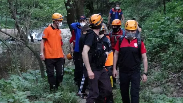 Son dakika haberleri: Polis ceza yazacak korkusuyla tırmandığı kayalıklarda mahsur kaldı: 6 saat kurtarılmayı bekledi Son dakika haberleri: Polis ceza yazacak korkusuyla tırmandığı kayalıklarda mahsur kaldı: 6 saat kurtarılmayı bekledi