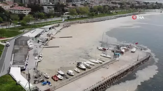 Caddebostan Sahili'nde deniz salyası tedirginliği artarak devam ediyor Caddebostan Sahili'nde deniz salyası tedirginliği artarak devam ediyor