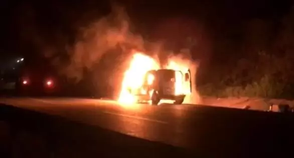 Cayır cayır yanan aracını gözyaşlarıyla izledi Cayır cayır yanan aracını gözyaşlarıyla izledi