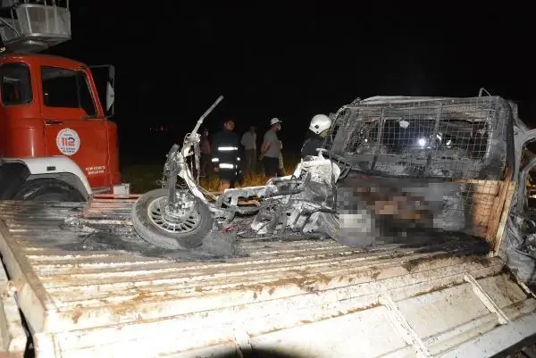 Son dakika haberi: ANTALYA ÇEKİCİYLE KAMYONET ÇARPIŞTI, ARAÇTA SIKIŞAN 2 KİŞİ YANARAK ÖLDÜ Son dakika haberi: ANTALYA ÇEKİCİYLE KAMYONET ÇARPIŞTI, ARAÇTA SIKIŞAN 2 KİŞİ YANARAK ÖLDÜ